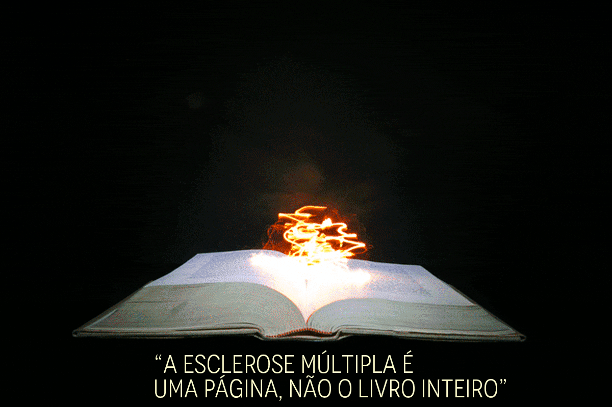 GIF com fundo preto, ao centro uma imagem realística de um livro aberto, virado para cima, com luz e brilho laranja saindo dele, mudando de formato a cada frame. A citação "a esclerose múltipla é uma página, não o livro inteiro", em caixa alta e bege, está centralizada na parte inferior da imagem.